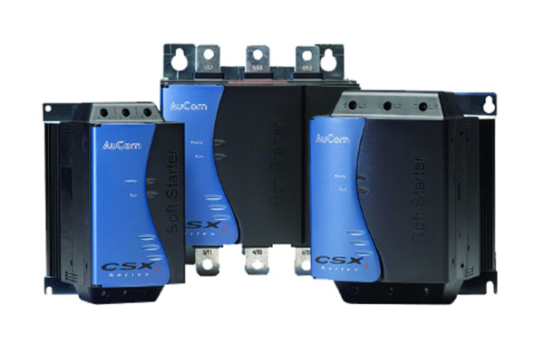 Drei AuCom-CSXi-Softstarter in blau-schwarzem Gehäuse, nebeneinander in verschiedenen Baugrößen (klein, mittel, groß).