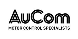 Schwarz-weißes AuCom-Logo mit Claim ‚Motor Control Specialists‘ – Marke für Softstarter und Motorsteuerungen.