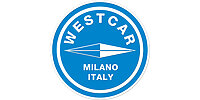 Rundes, blaues WESTCAR-Logo mit Pfeilsymbol und Schriftzug ‘Milano Italy’.