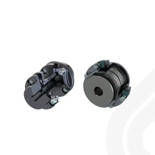 Zwei industrielle Kupplungen von esco – eine Stahllamellenkupplung und eine Zahnkupplung für hohe Drehmomente.