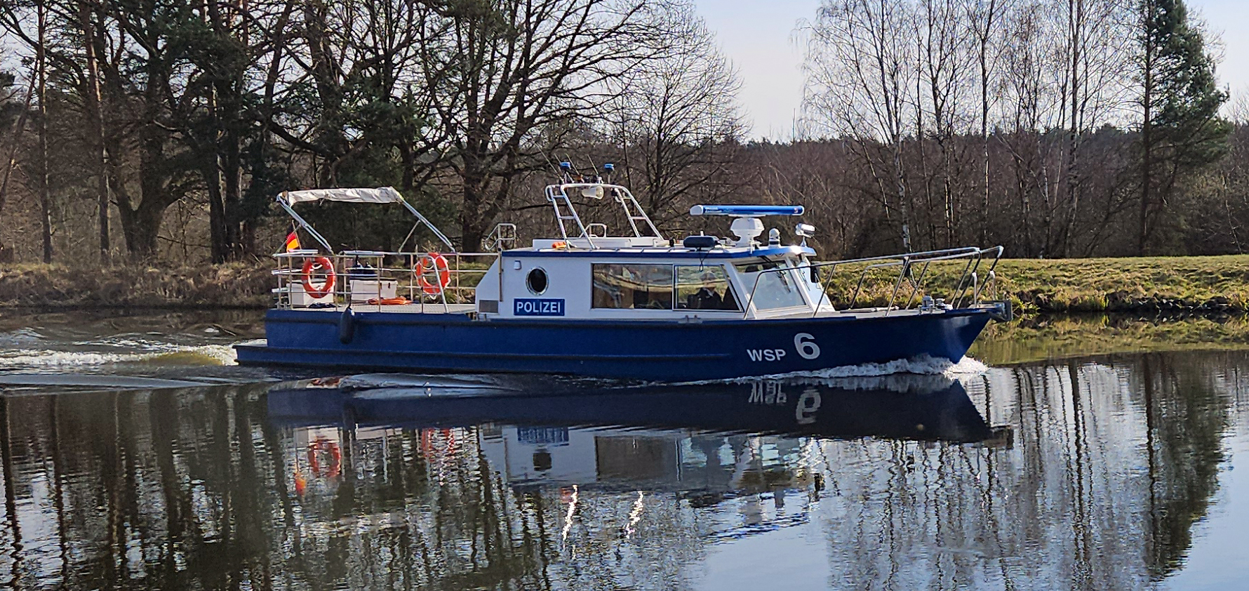 Polizeiboot mit Hybridantrieb von esco Antriebstechnik auf dem Wasser