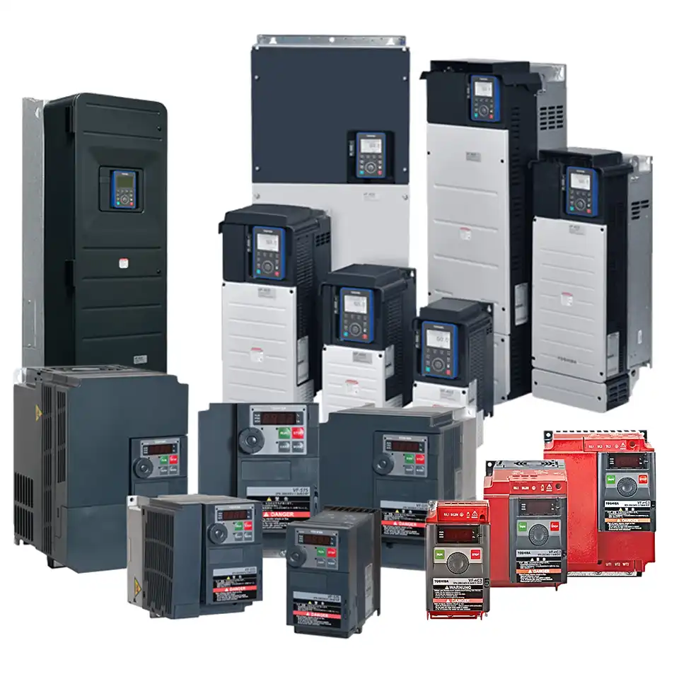 Mehrere Toshiba Frequenzumrichter der Serien VF-S15, VF-NC3 und VF-AS3 in verschiedenen Baugrößen und Gehäusefarben.