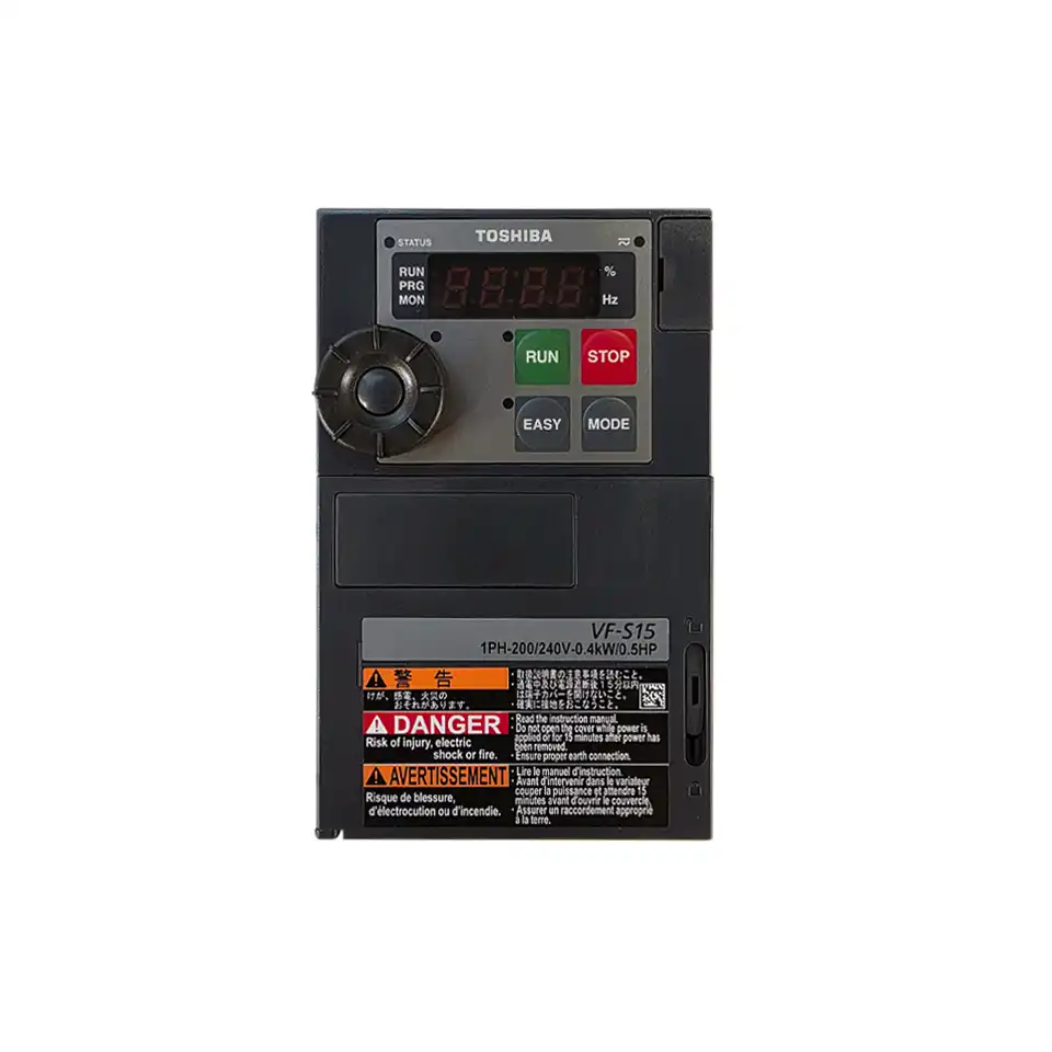 TOSHIBA Frequenzumrichter VF-S15, Modell VFS15S-2004PL-W1, mit LED-Display und Bedientasten, geeignet für 1-phasige 200–240 V Versorgung und 0,4 kW Leistung.