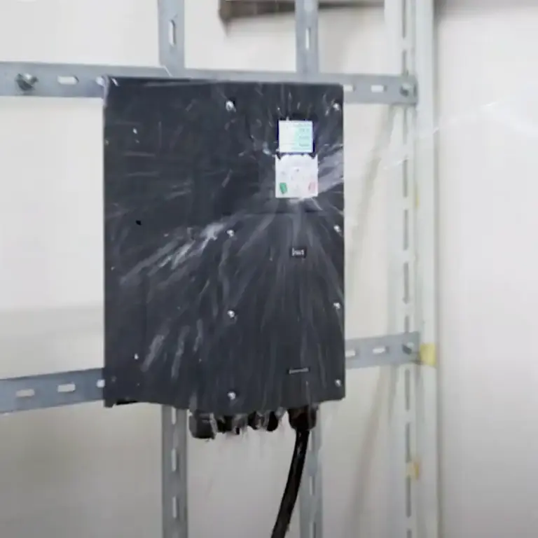 INVT Frequenzumrichter mit Schutzart IP55 im Wassertest – ein starker Wasserstrahl trifft das Gehäuse und das Display, während das Gerät elektrisch in Betrieb ist. Die Elektronik bleibt vollständig geschützt – eine anschauliche Demonstration der robusten IP55-Ausführung.
