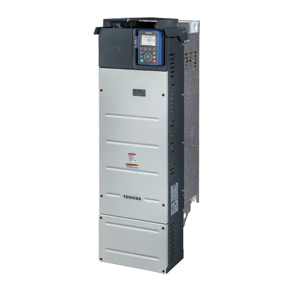 Toshiba VF-AS3 Frequenzumrichter für Industrieanwendungen, stellvertretend für die Modelle VFAS3-4450PC, VFAS3-4550PC und VFAS3-4750PC, Abmessungen 265 mm Breite, 908 mm Höhe, 313 mm Tiefe, Gewicht ca. 57,5 bis 59,5 kg, Motornennleistung von 45 kW/88 A bis 90 kW/173 A im Dual Rating, mit grafischem Bedienfeld.