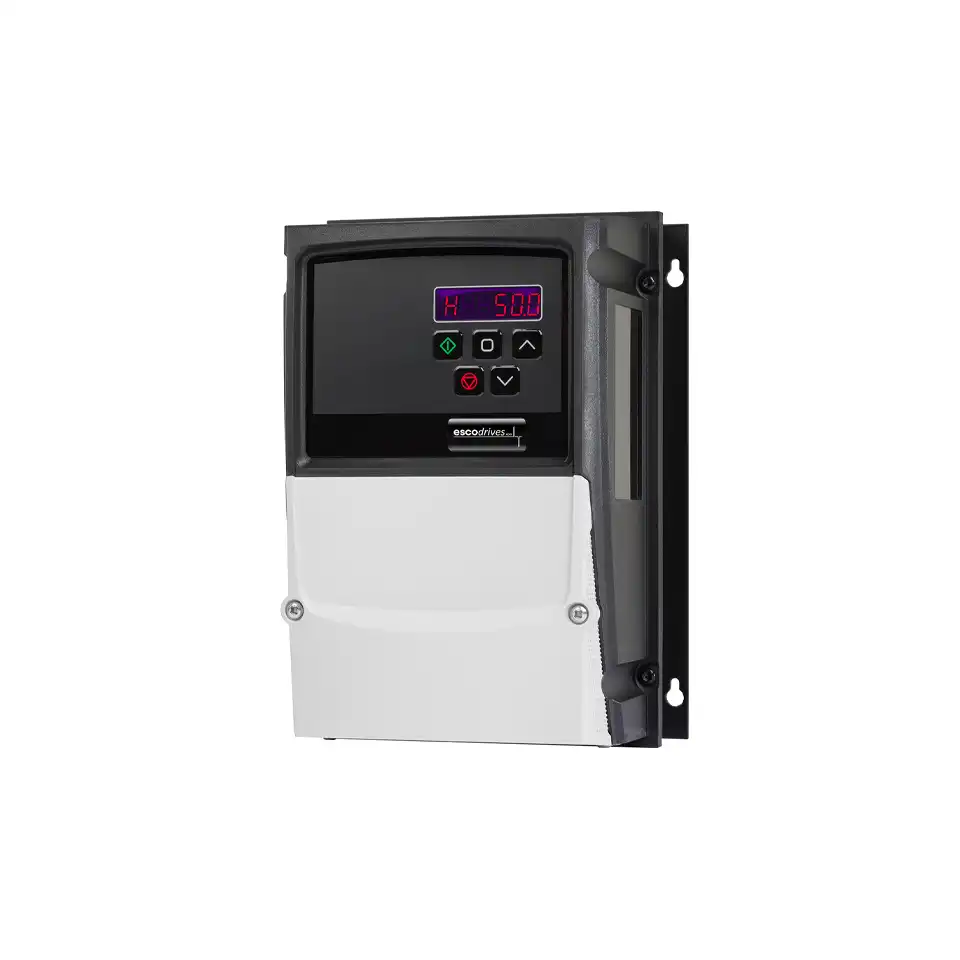 Frequenzumrichter escodrives EDS3-4015PL-66N1 ohne Hauptschalter und externe Bedienelemente, Frontansicht mit digitalem LED-Display und Tastenfeld.