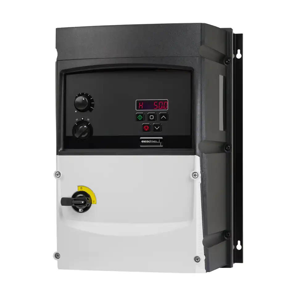 Frequenzumrichter escodrives EDS3-4220PL-66S1 mit Potentiometern, integriertem Hauptschalter und mit digitalem LED-Display und Tastenfeld auf der Frontseite.