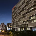 Das Foto zeigt das TOSHIBA Hauptgebäude bei Nacht