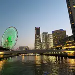 Das Foto zeigt die Skyline von Yokohama mit beleuchtetem Riesenrad
