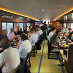 Das Foto zeigt das Abendessen in Yokohama auf dem Boot (Yakatabune)