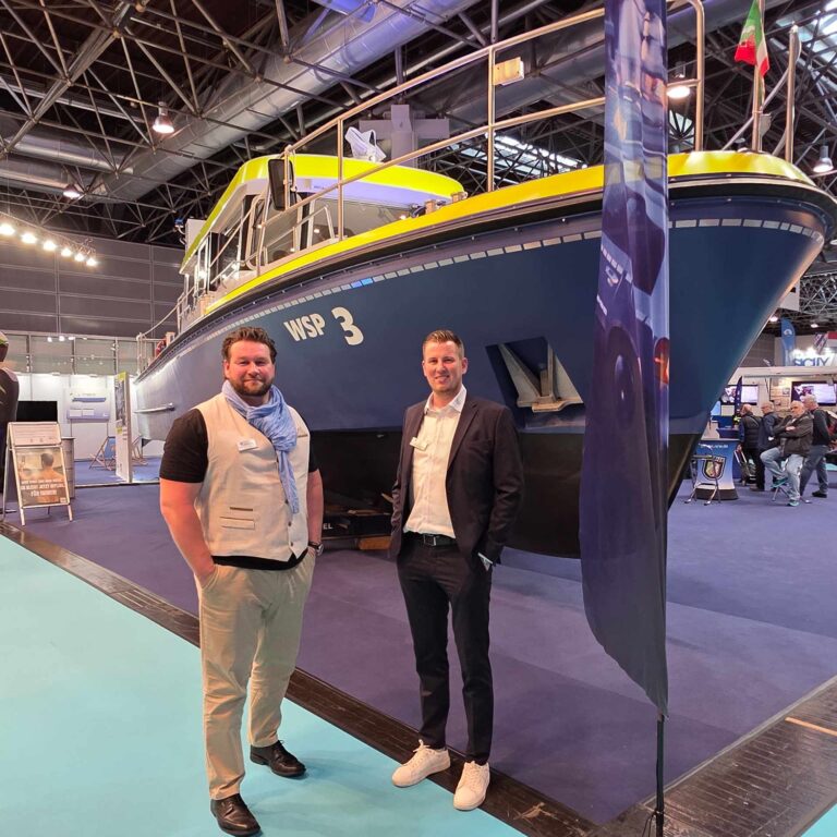 Paul Schütte und Philipp Becker vor dem Streifenboot WSP 3 der Wasserschutzpolizei auf der boot Düsseldorf