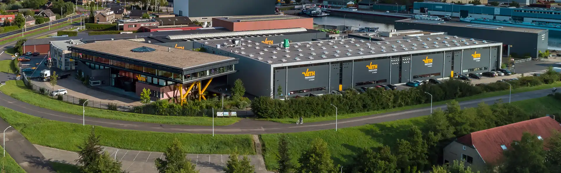 Luftaufnahme des Firmenstandorts von Veth Propulsion mit Produktions- und Verwaltungsgebäuden.