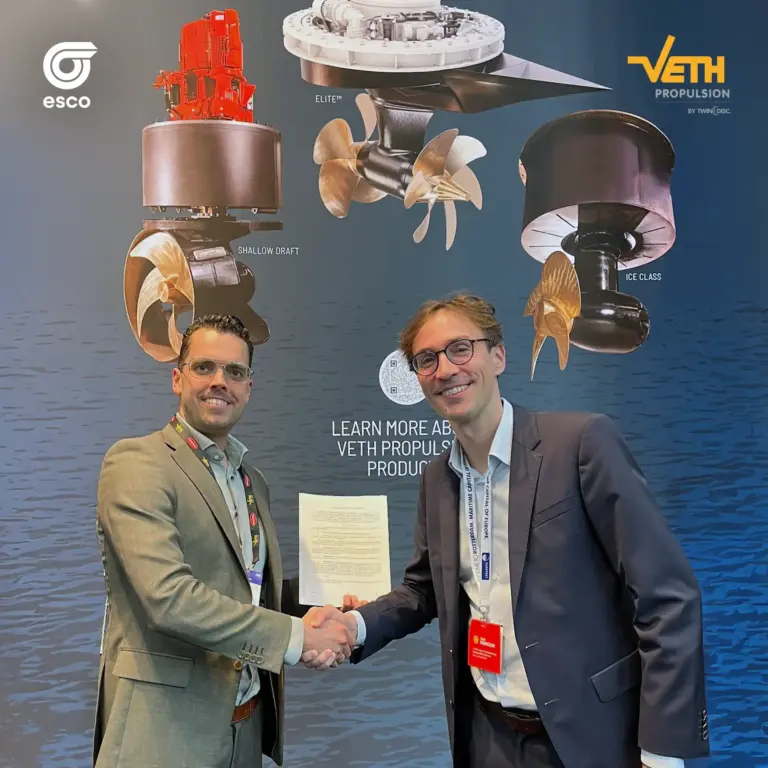 Aufnahme von der Europort 2025: Managing Director Bastiaan van Zuijlekom von Veth Propulsion und Laurent Schmidt, CEO der ESCO Group, bestätigen ihre Partnerschaft mit einem Handschlag. Im Hintergrund sind maritime Antriebslösungen von Veth Propulsion zu sehen.